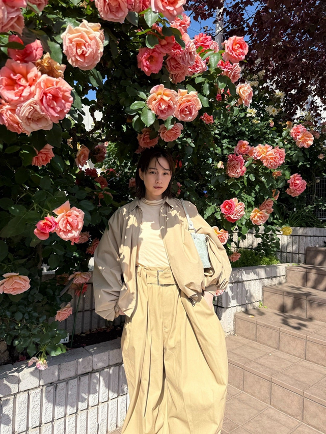 のん、スゴすぎる満開のバラとのショット公開！ファン「雰囲気良すぎ」「素敵な写真」と驚き