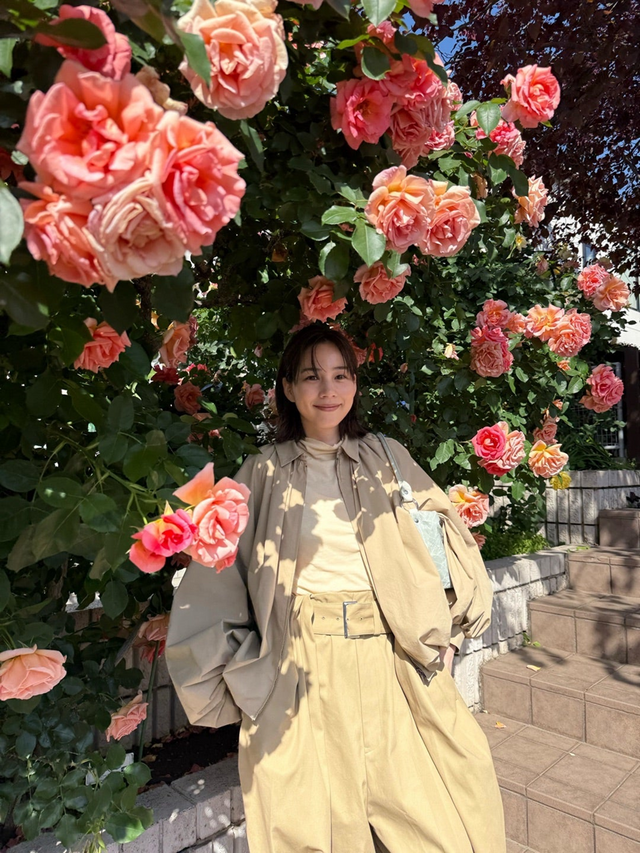 のん、スゴすぎる満開のバラとのショット公開！ファン「雰囲気良すぎ」「素敵な写真」と驚き
