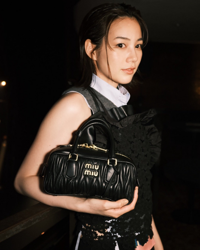 のん、洗練されたmiumiuコーデ披露！「やっとお会いできた」齋藤飛鳥とのツーショットも公開