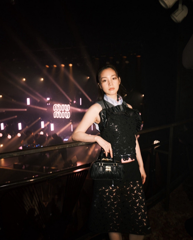 のん、洗練されたmiumiuコーデ披露！「やっとお会いできた」齋藤飛鳥とのツーショットも公開