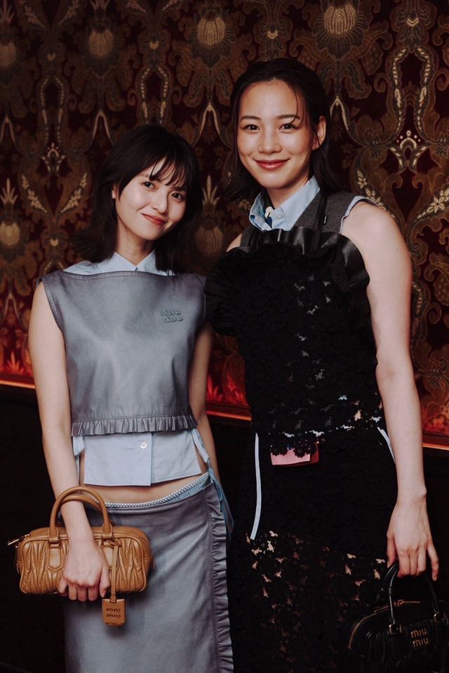 のん、洗練されたmiumiuコーデ披露！「やっとお会いできた」齋藤飛鳥とのツーショットも公開