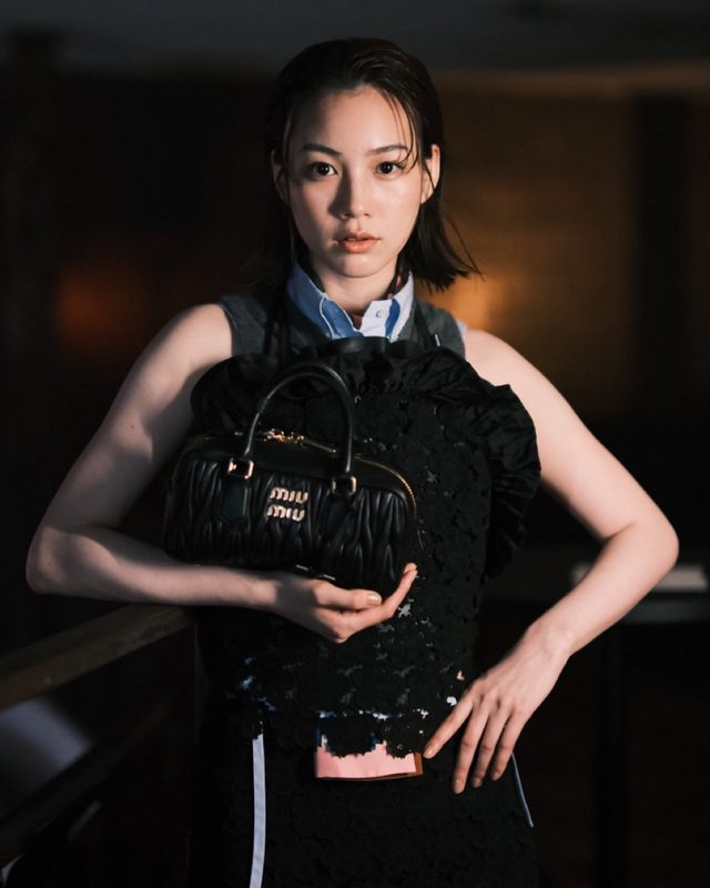 のん、洗練されたmiumiuコーデ披露！「やっとお会いできた」齋藤飛鳥とのツーショットも公開