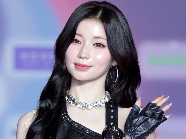 下げすぎじゃない？日本人K-POPアイドル、大胆“腰見せファッション”に視線集中「きゃー！」