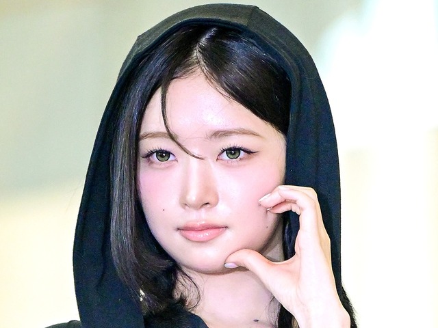 IVE・レイ、ショートパンツから“美脚”がスラリ…抜群スタイル際立つブラックコーデで日本へ出国
