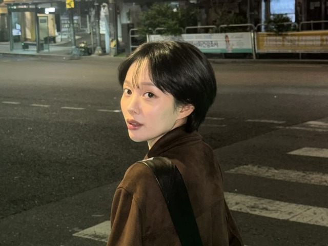 深夜の散歩で見せた“圧倒的彼女感”！韓国女優のエモさ溢れる近況ショットにファン悶絶