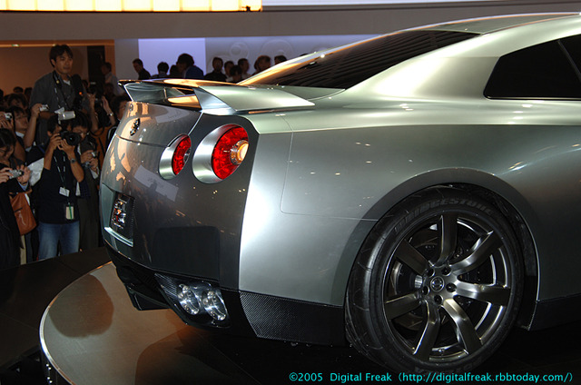 　東京モーターショー2005のプレス公開初日の19日、日産ブースにおいて同社代表取締役社長兼CEOのカルロス・ゴーン氏がブリーフィングを行ない、次期型GT-Rのコンセプトモデル「GT-R PROTO」を披露した。