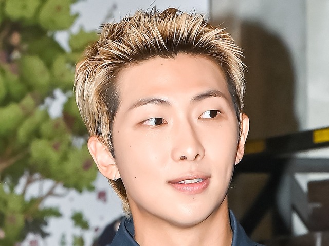 厄除けにぴったり？BTS・RM、ユーモアあふれる“再現写真”に反響続々「本当に行ったんだ」