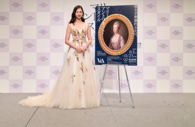 中条あやみ、マリー・アントワネットを意識したドレスで登場！