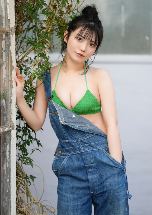 石浜芽衣 写真集『Maison de meme』 （撮影：LUCKMAN） 価格2,200円（税込）(c)ワニブックス