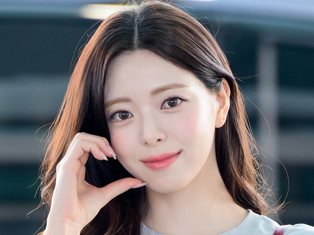 ミニスカ×ニーハイの破壊力…ユナ、制服から覗く“絶対領域”にクギ付け「反則です」