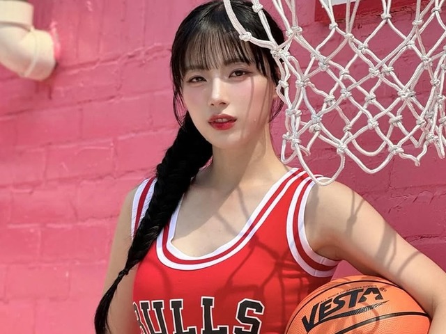 深めVネックから覗く美Body、前かがみも…大谷翔平の試合にも登場した韓国人気チアの悶絶ショット
