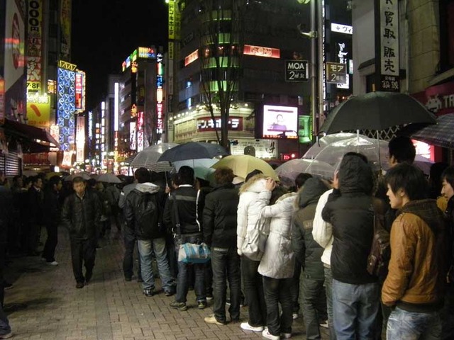 深夜から並ぶ人たち