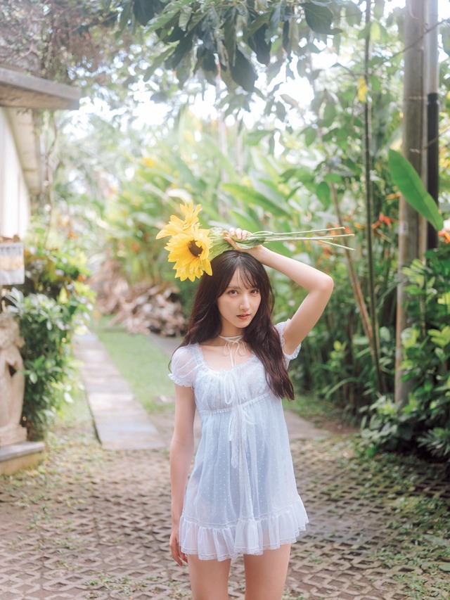 『AKB48長友彩海1st写真集 予定外の瞳』（KADOKAWA）撮影：下田直樹