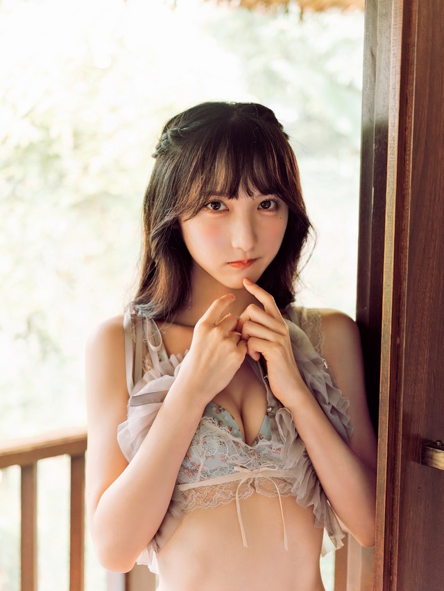 『AKB48長友彩海1st写真集 予定外の瞳』（KADOKAWA）撮影：下田直樹