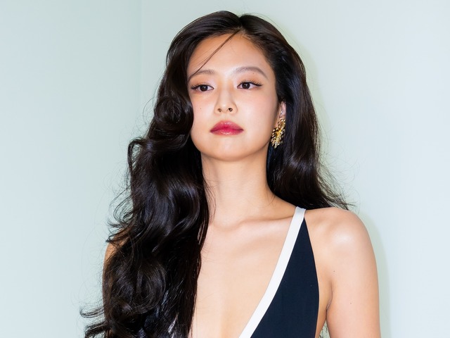 上は何も着用しない大胆さ！BLACKPINK・ジェニー、果敢なファッションへの挑戦で一皮むける