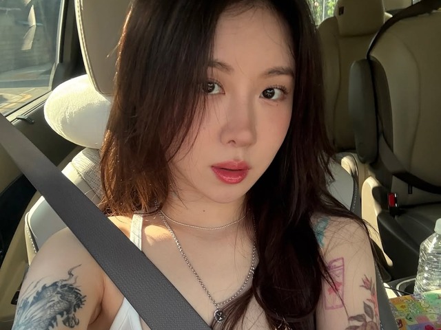 両腕にびっしりとタトゥーが、韓国女性歌手のビジュアルに注目　最新ショットに反響