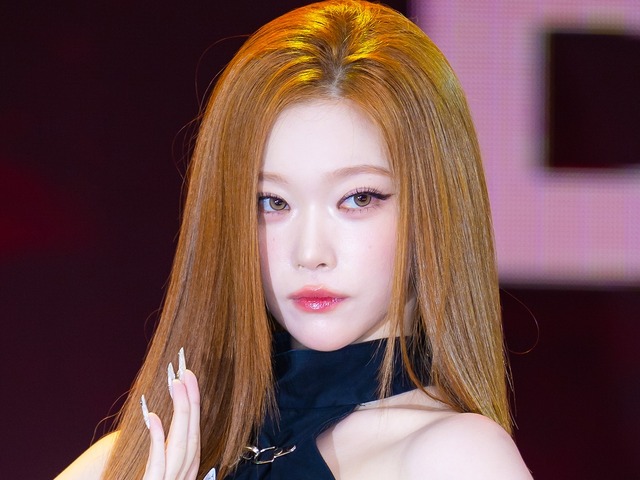 ピチピチ衣装がはち切れそう…日本人K-POPアイドル、“ふっくら曲線”に視線集中「色気がすごい」