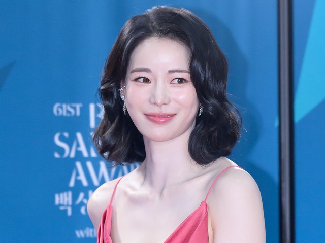 “ピチッ”とスイムウェア姿…プール際で開放感あふれる韓国女優、グラマラスな魅力を披露