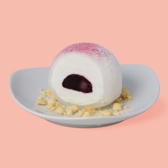 7月限定: 紫陽花のカラーをイメージした、甘さ控えめですっきりとした風味のフローズンヨーグルト×ブルーベリーソース×クッキークランブルを合わせた初夏限定メニュー
