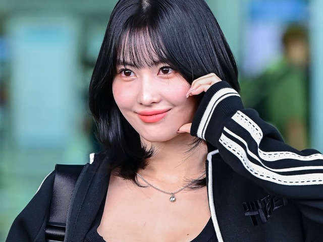 「お願いだから服を着て」TWICE・モモ、際どすぎ…？“脇腹丸見え”ファッションで視線独占