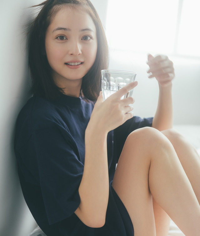『気まずいほど 佐々木希と目が合いすぎる日めくり』撮影：東京祐／ワニブックス刊