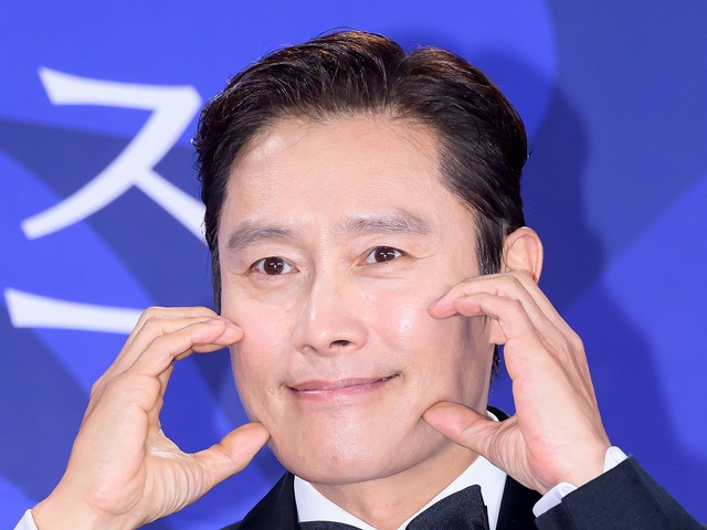 2歳娘の手をしっかりと繋いで…俳優イ・ビョンホン、服の買い物に出かける愛らしい日常