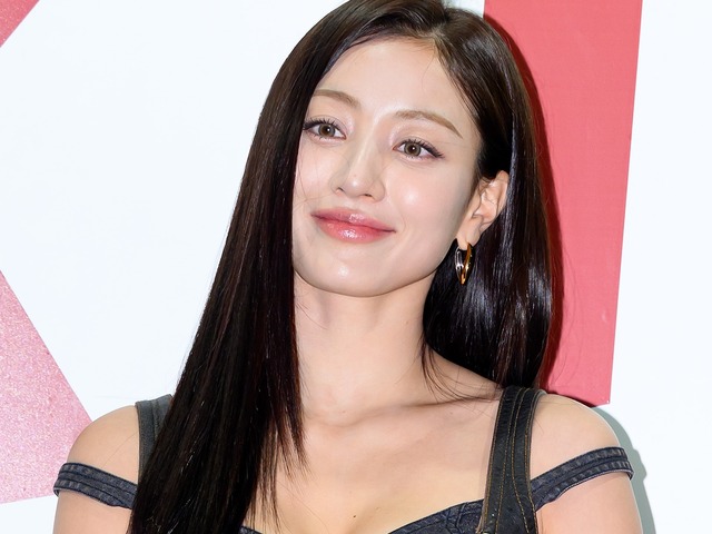 反則級のメリハリ体型…TWICE・ジヒョ、“パツパツ”黒ワンピで際立つボリューム感「言葉を失う」