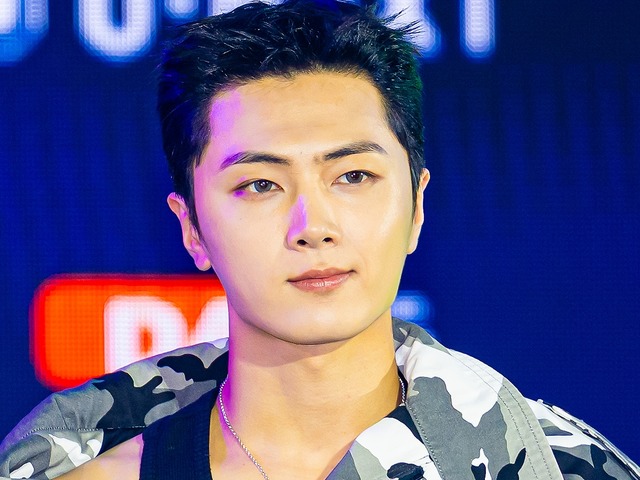 ENHYPEN・ジェイ、雨の中でも際立つ“洗練ビジュアル”…クールな眼差しでファンを魅了！