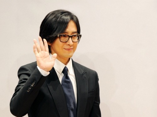 今年で53歳、白髪混じりのロングヘア姿が再び話題…“ヨン様”夫妻一行、ディズニークルーズでの目撃談