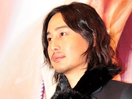 “ヨン様”と共演も…芸能界から姿を消した韓国俳優、3児の父に「元気に生まれてきてくれた」