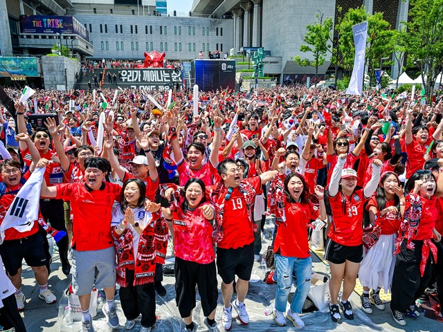チアも登場、劇的勝利に1万8000人が歓喜に沸く　ソウルで韓国vsチェコ戦街頭応援　お昼時の会社員も選手にエール【北中米W杯】