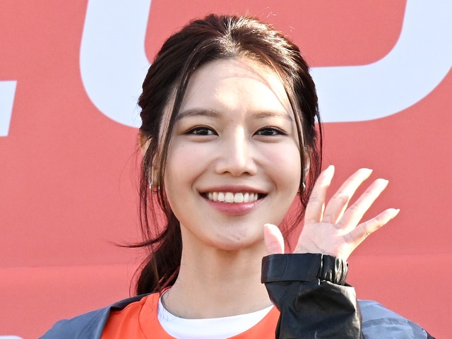 14年交際の恋人との破局から4日…少女時代・スヨン、笑顔で公の場に！難病患う父とマラソンに参加