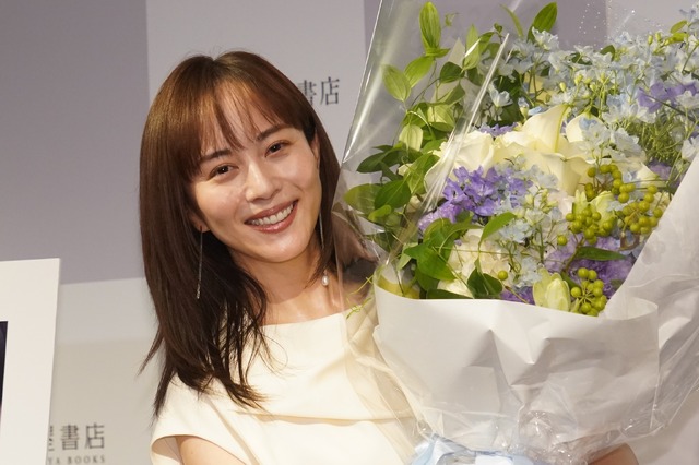 比嘉愛未【写真：竹内みちまろ】