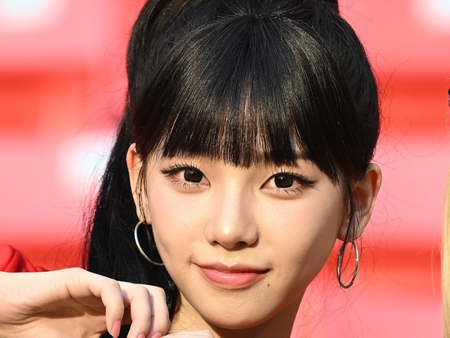 「え、可愛い…」aespa・カリナ、“ぱっつん前髪”で雰囲気ガラリ！甘さ全開のガーリールックにキュン
