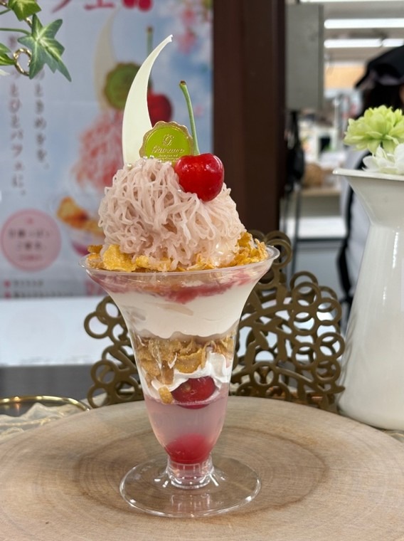 山形【カフェレストラングランロック】「さくらモンブランパフェ」