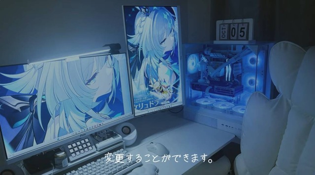 気分によってライティングを変更できるPC。白いデスク環境のアクセントにもなっている（C）碧衣うい / aoi ui ch.