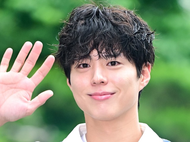 コーヒーを淹れる姿まで完璧…俳優パク・ボゴム、カフェ店員に変身！心ときめくビジュアル披露