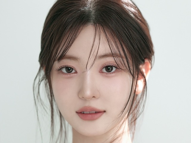 絶妙な隙間も！“コスパ最高女優”チョ・スミン、スイムウェア姿で際立つたっぷりボリューム