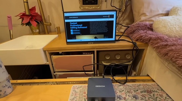 キャプション：最終的に採用したポータブルセカンドスクリーン。軽量でセットアップも簡単（C）Tory Delury