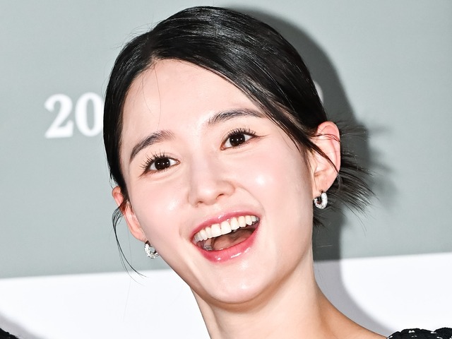 “BTS胎教”も話題！13人きょうだいの韓国女優、生後間もない息子との写真を公開「私に似ている」