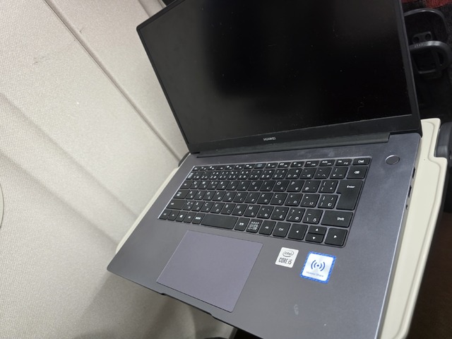 テーブルにノートPCを置いた状態。作業は可能だが、スペースには限りがある