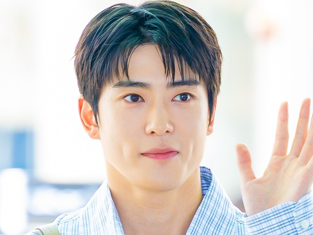 水着の女性は誰…？NCT・ジェヒョン、SNS投稿で浮上した“熱愛疑惑”を自ら釈明