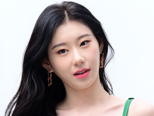 胸元ゆるめキャミで寝そべり…チェリョン、ベッド上の“誘惑ショット”に釘付け「ダメだよ」