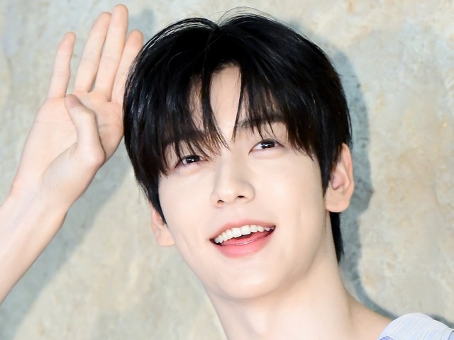 TXT・スビン、ウサギポーズが可愛すぎる！爽やかで夏らしい水色シャツ姿でイベントに登場