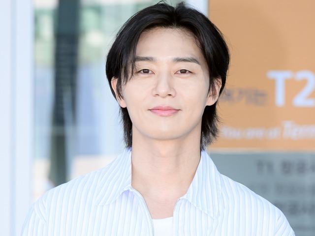 俳優パク・ソジュン、難易度高めのバンダナ姿も完璧！パリを虜にした爽やかビジュアル