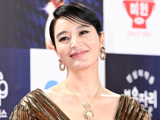 いいの？韓国屈指の“グラマラス女優”、ジッパー下りた密着スイムウェア姿で線がくっきり