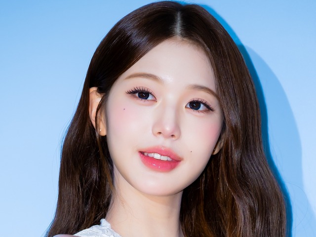 まるでプリンセス…IVE・ウォニョン、“美脚”あらわなミニワンピ姿でイベント出席！可憐な微笑みにキュン