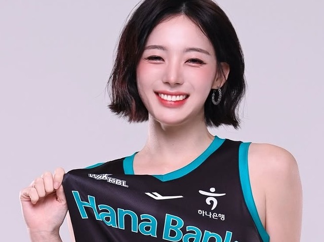 控えめな“膨らみ”にも視線集中…ショートヘア美女の韓国チア、夏の香り感じるタンクトップ姿に反響