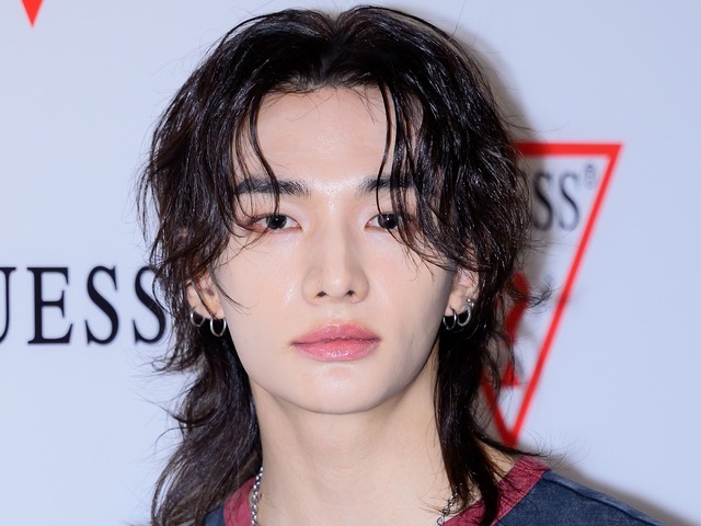 「どういう髪型!?」Stray Kids・ヒョンジン、サイド刈り上げで大胆イメチェン！ワイルドな姿に反響