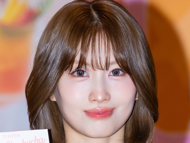 スキマから見えちゃいそう…TWICE・モモ、ミニワンピで“生美脚”を大胆披露「きゃあ！」「ギリギリ」